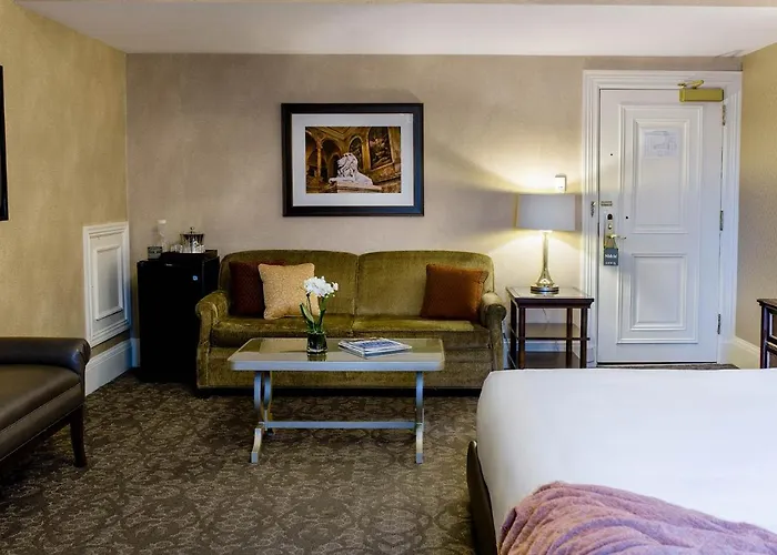 Top Hotels to Stay Near Fenway Park in Boston