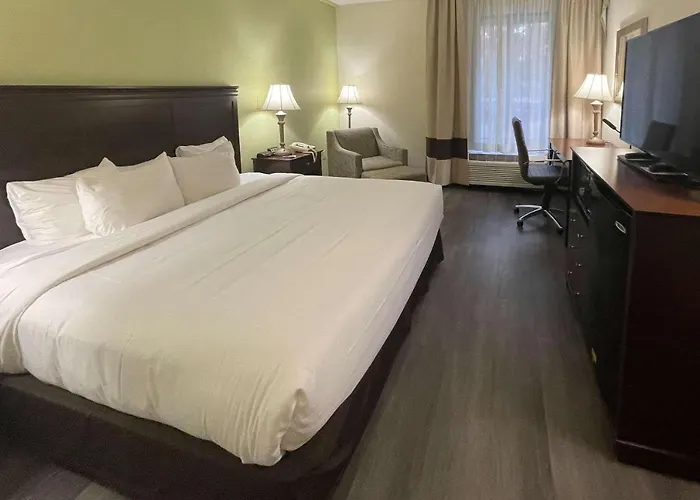 Prime Hotels in Pinehurst for Golfers and Explorers