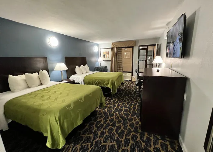 Best Hotels Near Indianola Iowa
