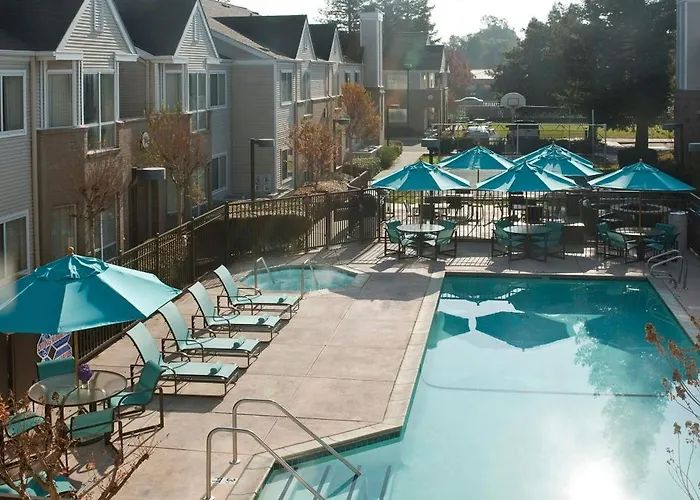 Top Hotels in Pleasant Hill, Missouri