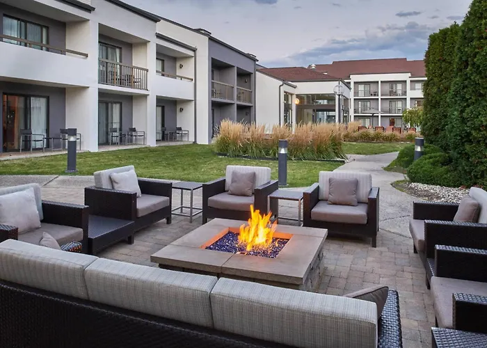 Best Hotels Near Warren