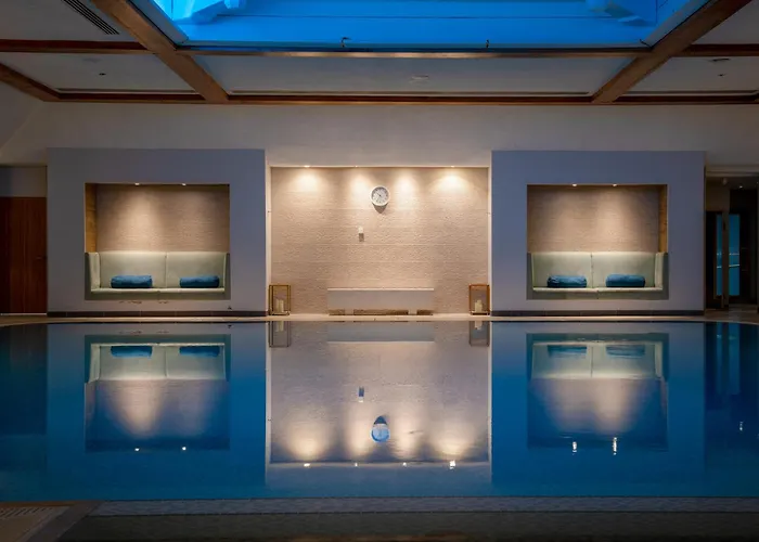 Top-rated hotels near Knutsford Services