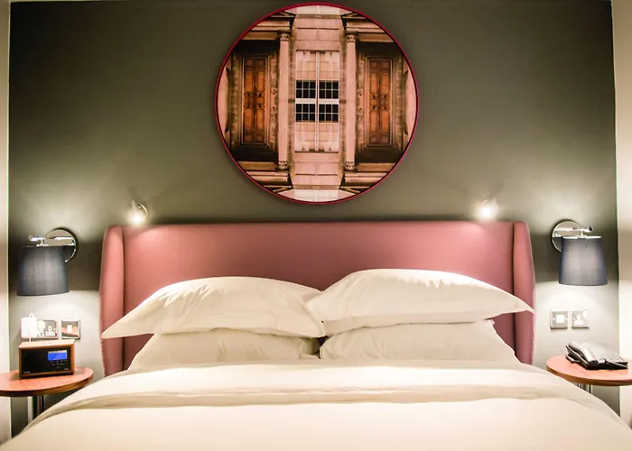 Top-rated hotels near Knutsford Services
