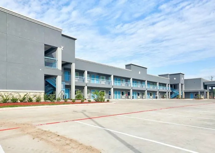 Top Hotels Near Cleveland Airport with Free Parking