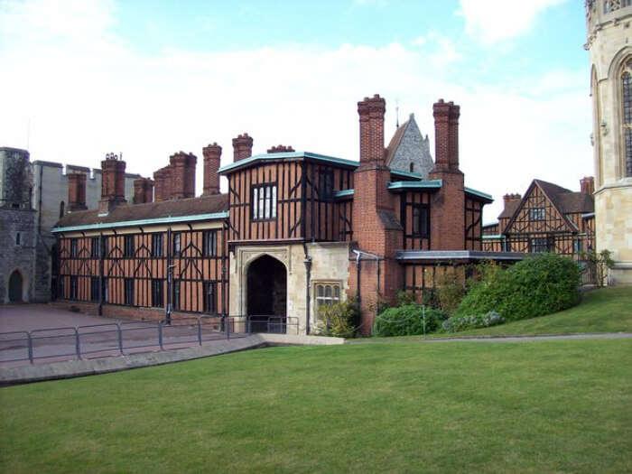 Who lives in Windsor Castle