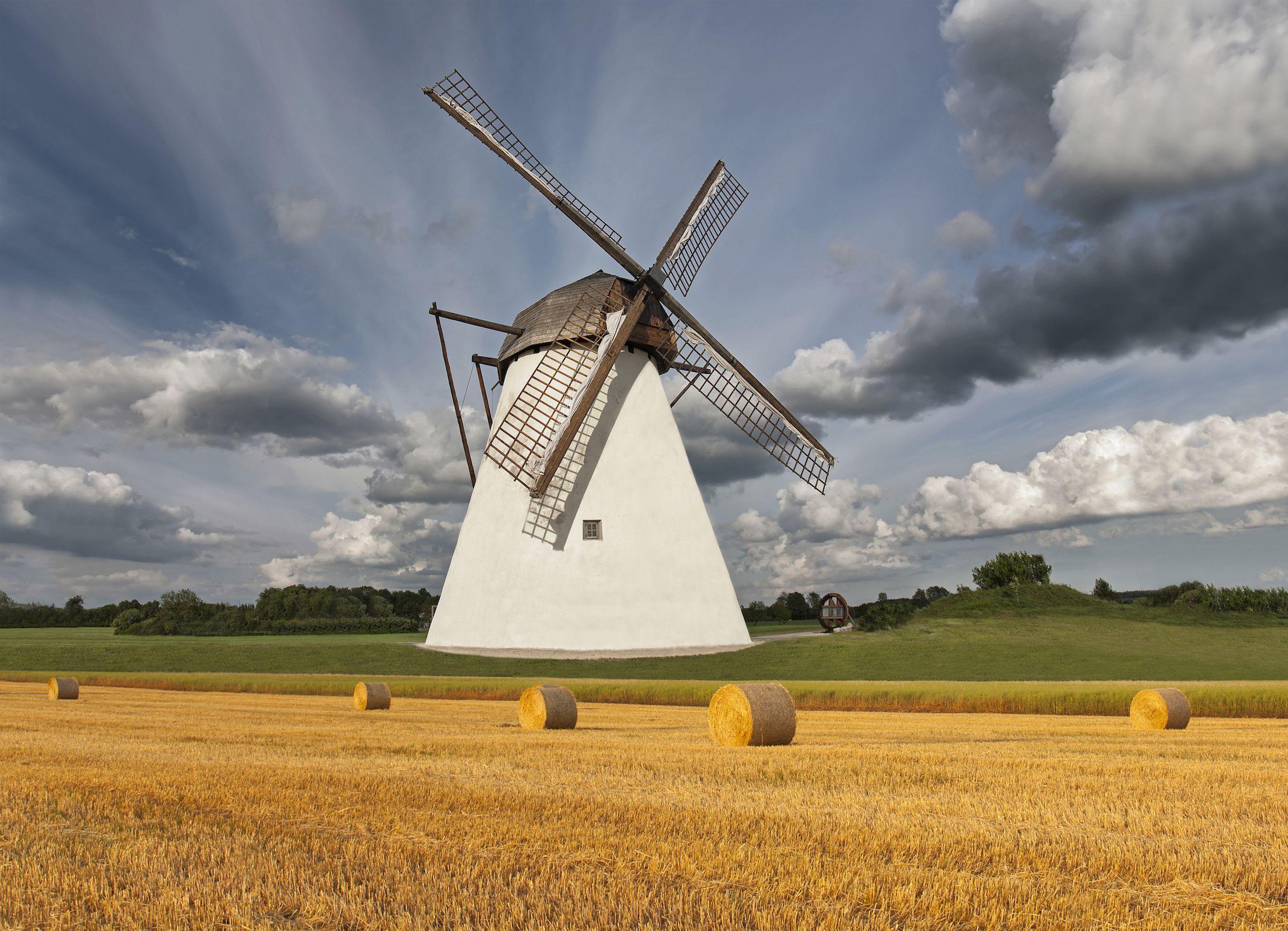 Un mulino a vento a  Seidla, Estonia ©Westend61/Getty Images