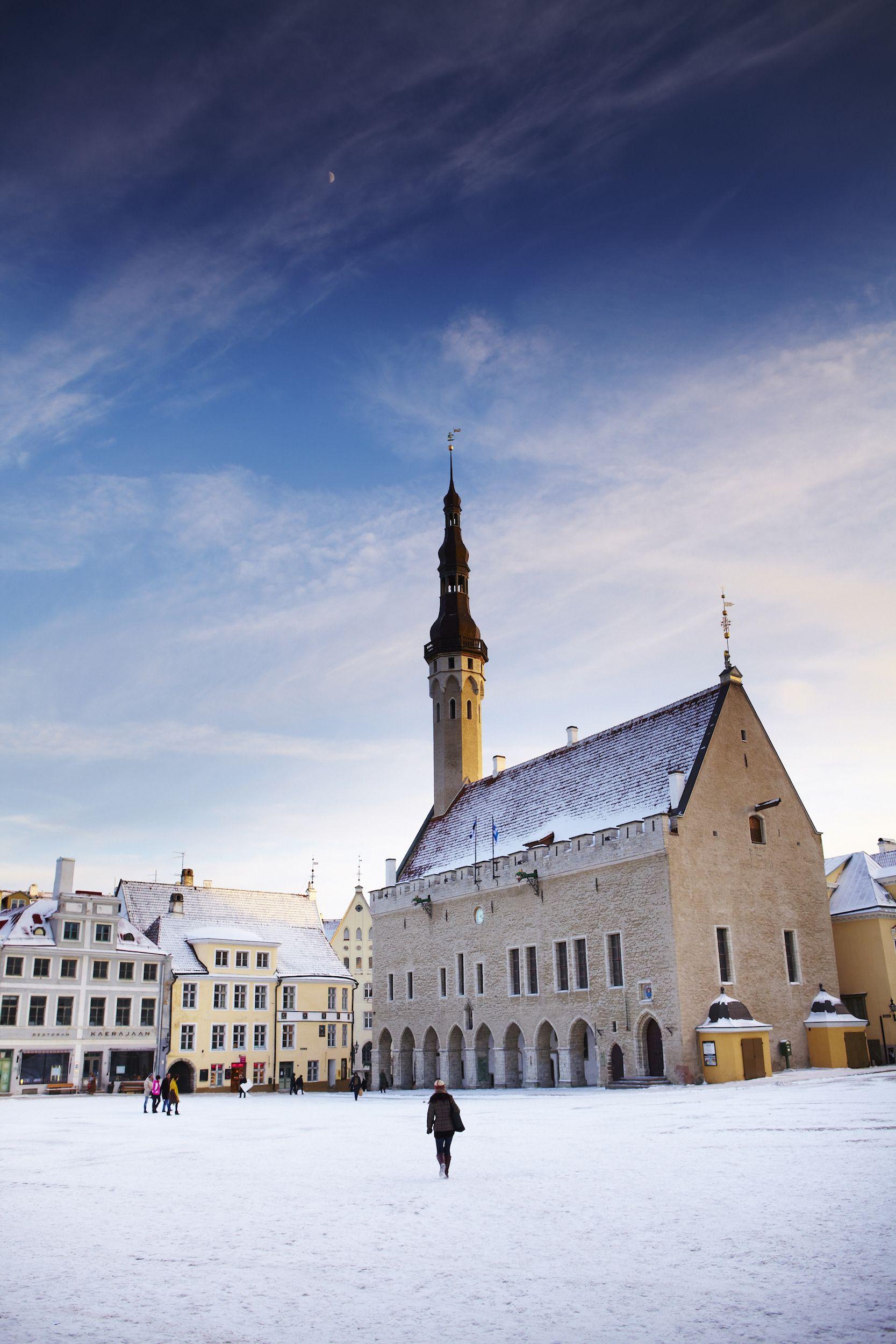 La piazza centrale di Tallin sotto la neve  ©Matt Munro/Lonely Planet