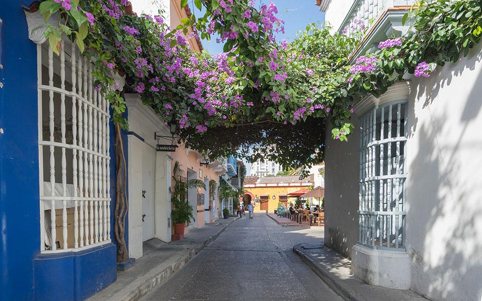 Cartagena Kolumbien, bunte Häuser und Blumen